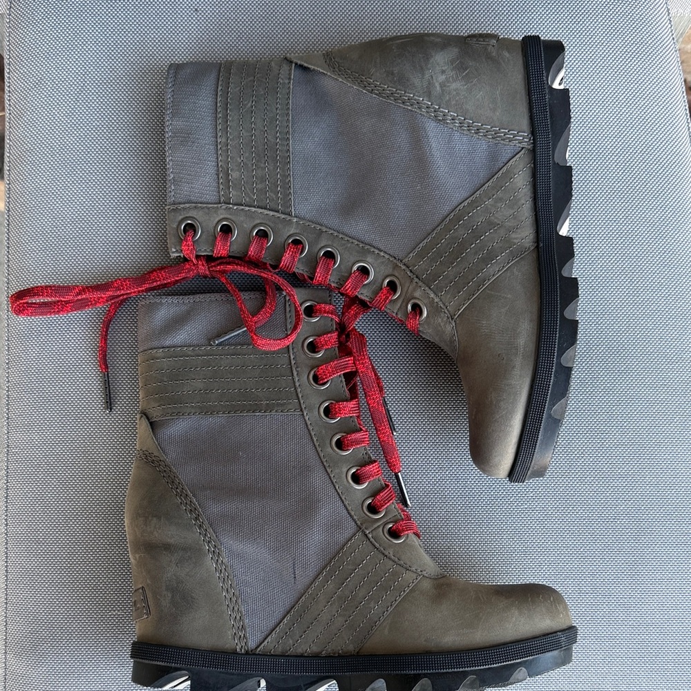 Sorel Lexie Women's Gray and Red Lace-Up Boots - Picture 8 of 11